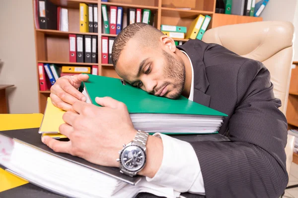Ofiste yorgun üzgün adam — Stok fotoğraf