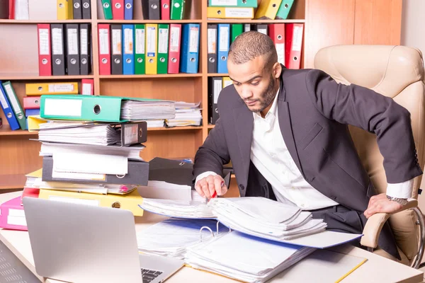 Homme très occupé au bureau — Photo