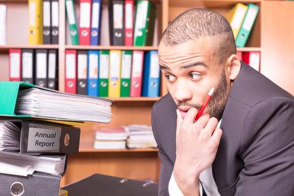 Gestionnaire au bureau peur d'obtenir du travail supplémentaire — Photo