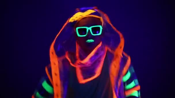 L'uomo in costume al neon — Video Stock