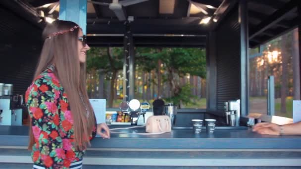 Homme et femme buvant du café — Video