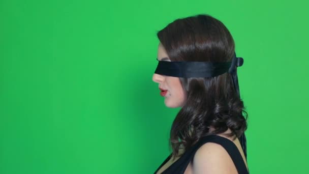 Blindfolded menina close-up fundo verde — Vídeo de Stock