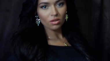 Güzel esmer kamerada poz