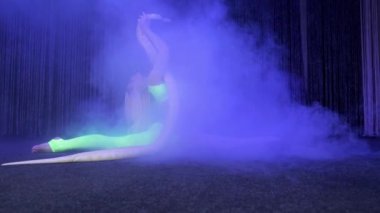 Python ile sarışın Acrobat dansları