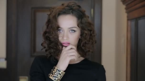 Curly brunette poseren op camera — Stockvideo