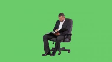 Bir ceket ve yeşil bir arka plan bir koltukta bir erkekte