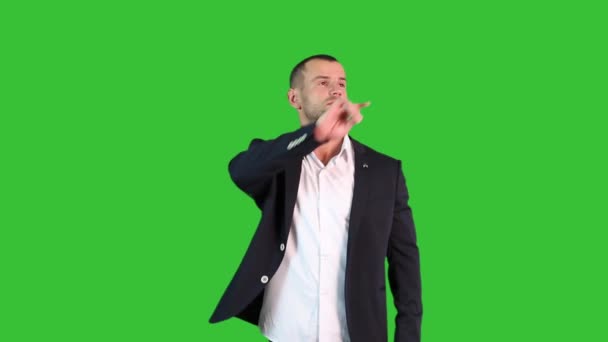 Un homme en costume sur fond vert — Video