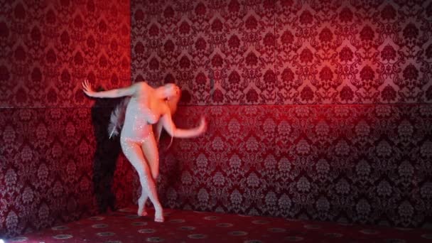 Красива блондинка гімнастка — стокове відео