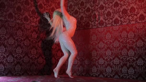Красивая блондинка-гимнастка — стоковое видео
