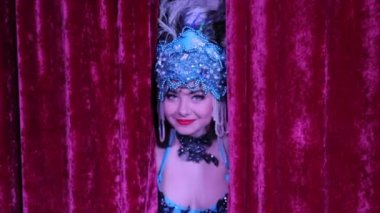 Bir kız dışarı perdenin arkasından iletiye göz atar