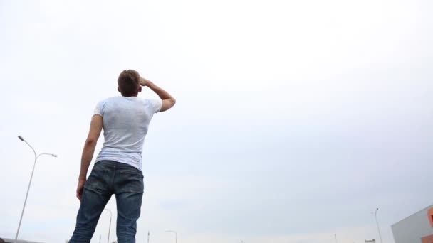 Le gars regarde dans la distance la vue arrière — Video