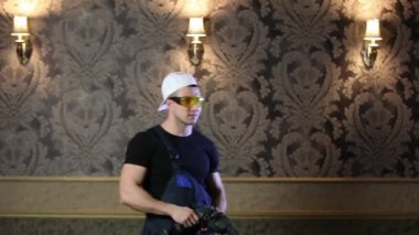 Bir matkap ile çalışma adam