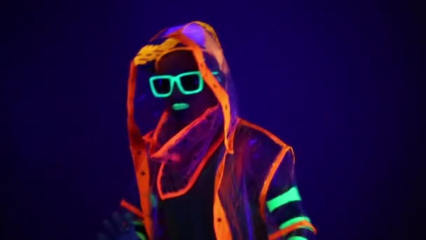 Guy dancing in neon costume — Stock Video