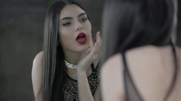 Σέξι κορίτσι μπροστά από καθρέφτη — Αρχείο Βίντεο