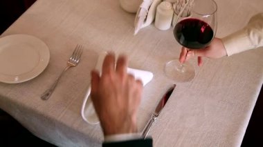 Restoranda bir yemek ve şarap garsonu hizmet vermektedir