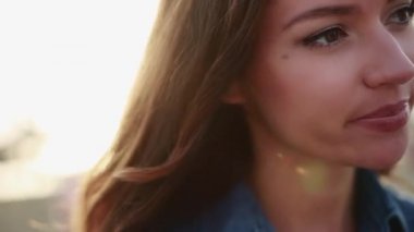 Günbatımı güzel kız yakın çekim