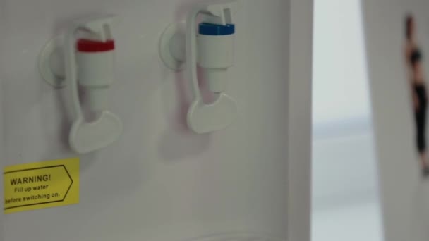 Наповнювальна чашка на водяному охолоджувачі, дозатор води — стокове відео
