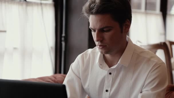 Gömlekli adam laptop için çalışır — Stok video