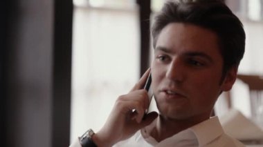 Telefonda konuşan adam bir close-up