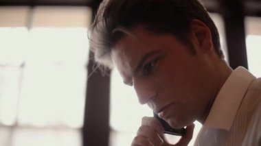 Telefonda konuşan adam bir close-up