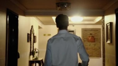 Adam elbise ceket arkadan görünüm