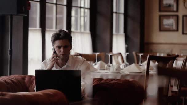 İş adamı için laptop İnşaat — Stok video