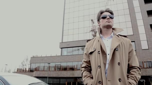 A man in a coat and sunglasses — Stock Video