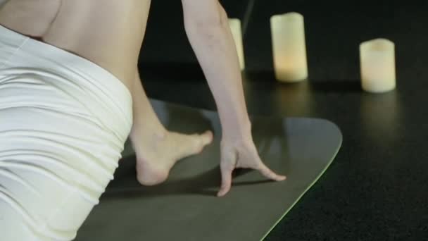 Praktijken yoga meisje close-up — Stockvideo