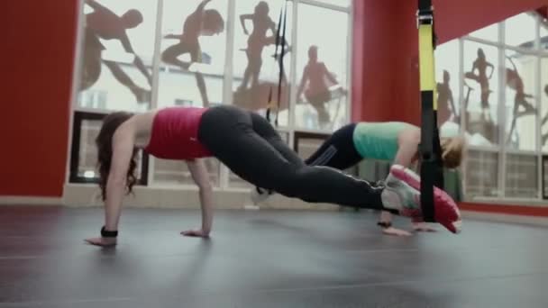 Las chicas están comprometidas con la cuerda en el gimnasio. — Vídeo de stock