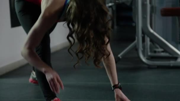 Flicka som värmer upp i gymmet — Stockvideo