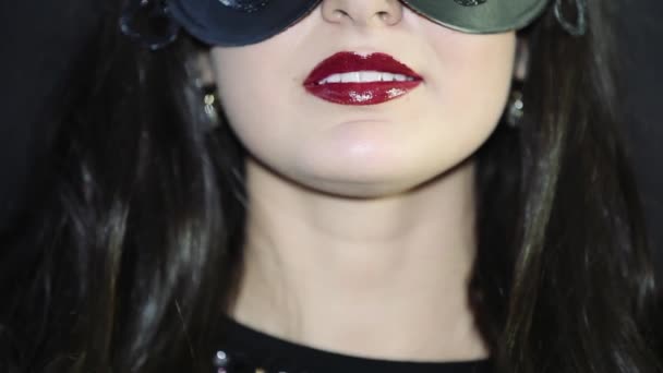 Close-up van red lips een mooi meisje in een masker — Stockvideo