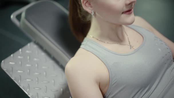 Fata face exerciții de respirație — Videoclip de stoc