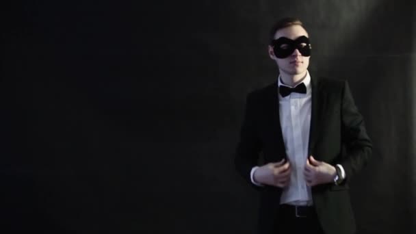 Um homem vestido como uma dança em um fundo preto — Vídeo de Stock