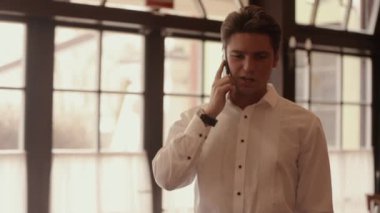 Telefonda Beyaz gömlekli bir adam