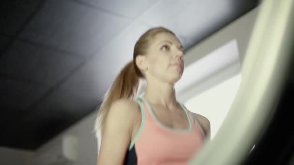 Kız bir koşu bandı üzerinde — Stok video
