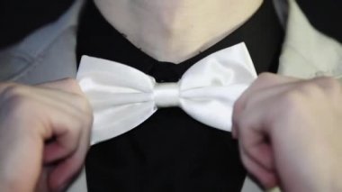 Adam onun papyon ayarlar