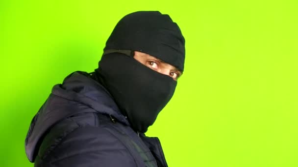 Criminal in een masker — Stockvideo
