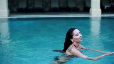 Güzel esmer yüzüyor