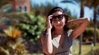 Güzel esmer kamerada poz