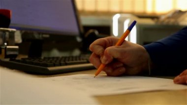 Belgeler ve yazdırma yakın dolduruyor