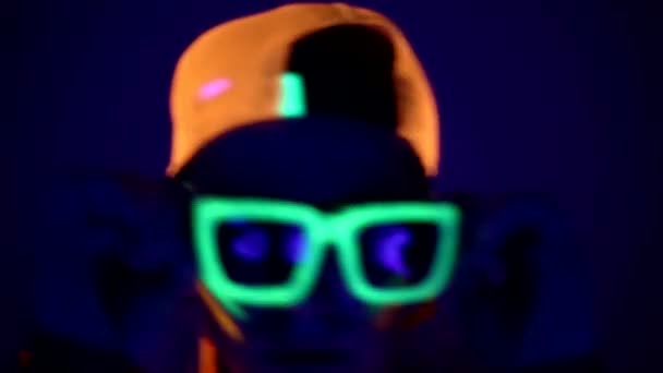Mężczyzna tańczy w neon, które ubrania z bliska — Wideo stockowe