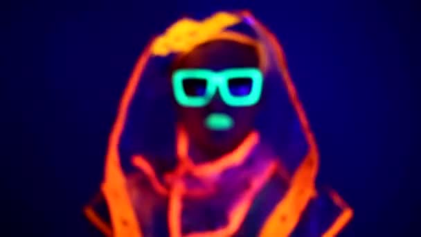 Man is dancing in neon clothes close up — Stock Video