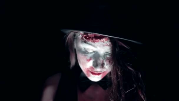 Chica con maquillaje en el espeluznante Halloween — Vídeo de stock