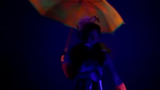 Танцующая девушка в неоновом костюме — стоковое видео