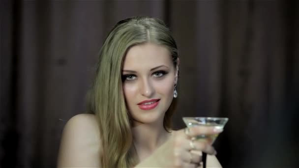 Sexy dívka se sklenkou martini — Stock video