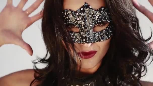 Красивая девушка в маске — стоковое видео