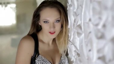 Güzel kız bir duvara poz