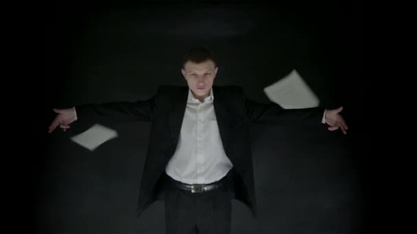 Молодой бизнесмен бросает бумажные простыни — стоковое видео