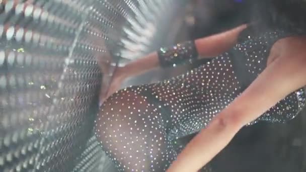 バーレスク衣装の美しいブルネット — ストック動画