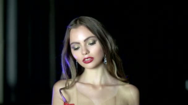 Menina bonita em um vestido vermelho posando na câmera — Vídeo de Stock